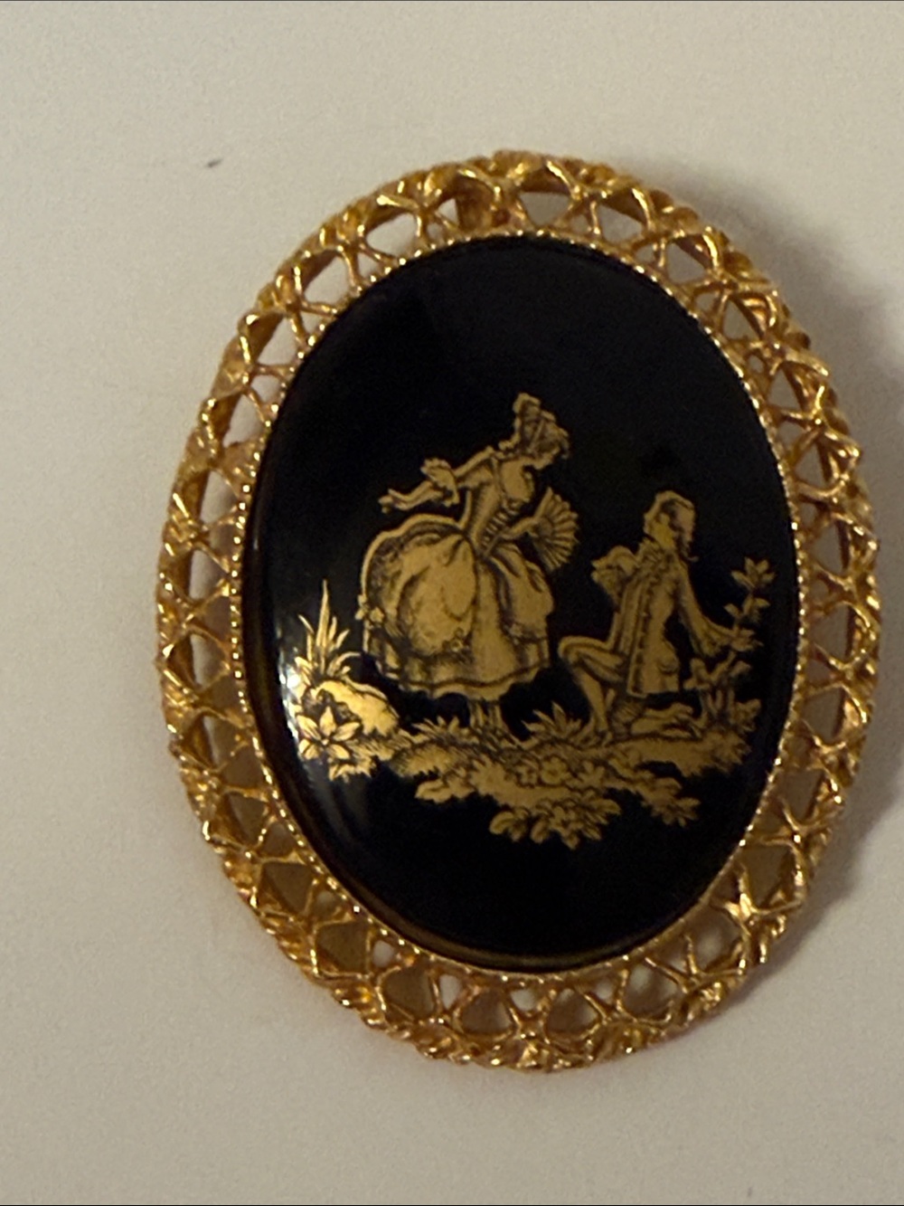 VINTAGE BROOCH GOLD TONE FILIGREE OVAL BLACK CENTER WITH PAINTED COURTING COUPLE